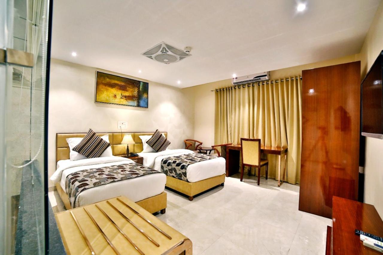 Hotel Kings Heritage Surat Buitenkant foto