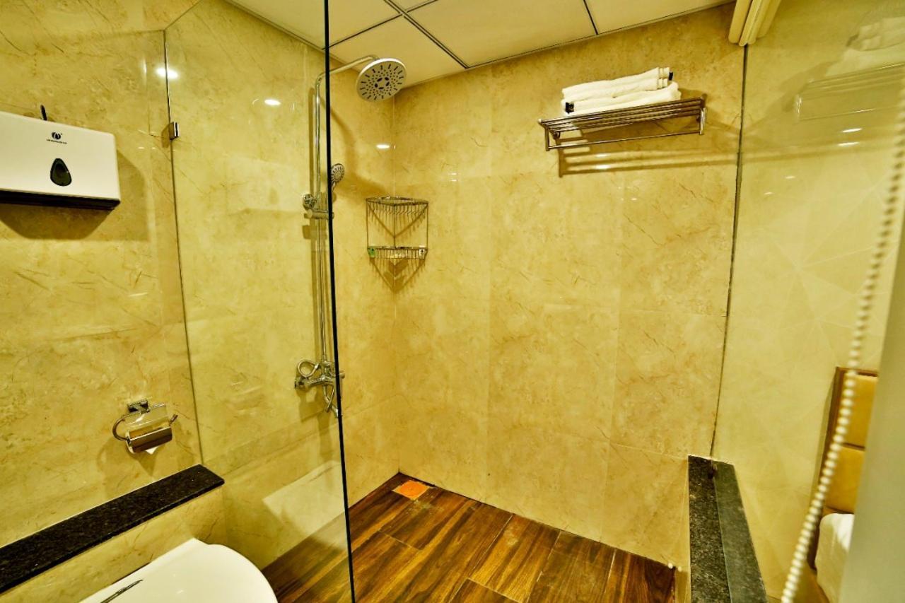 Hotel Kings Heritage Surat Buitenkant foto