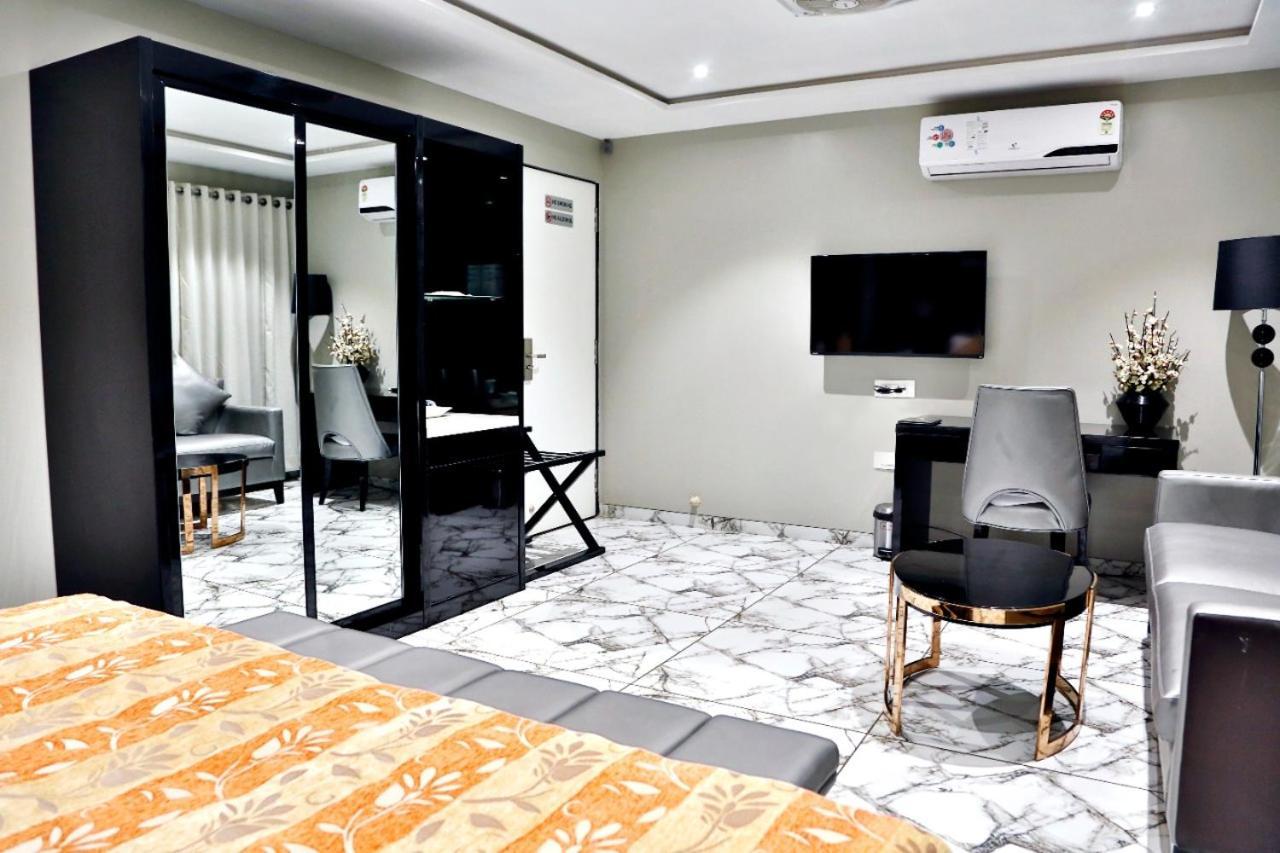 Hotel Kings Heritage Surat Buitenkant foto