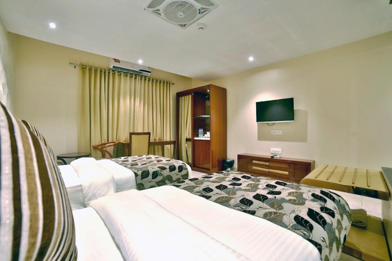 Hotel Kings Heritage Surat Buitenkant foto