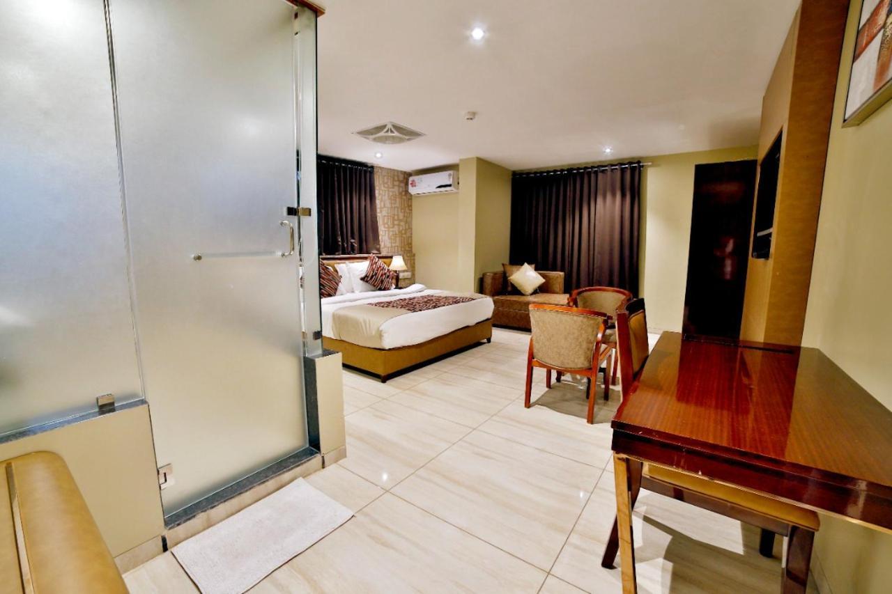 Hotel Kings Heritage Surat Buitenkant foto